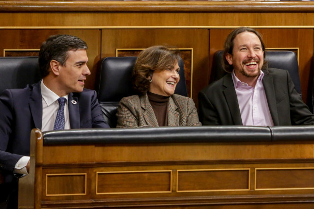 El presidente del Gobierno Pedro Sánchez, la vicepresidenta Carmen Calvo y el vicepresidente Pablo Iglesias hablan en el Pleno