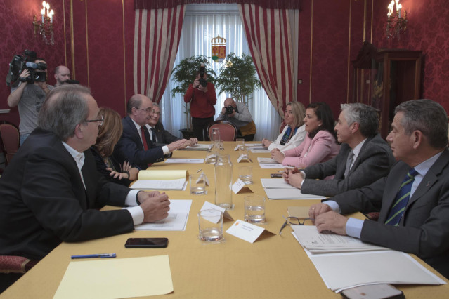 La presidenta del Gobierno de La Rioja, Concha Andreu (3d), y el presidente del Gobierno de Aragón, Javier Lambán (3i), durante una reunión bilateral entre ambos Ejecutivos en Logroño