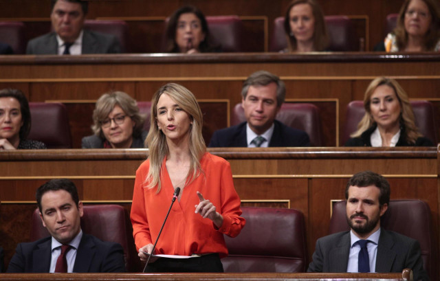 La portavoz del PP en el Congreso Cayetana Álvarez de Toledo, formula su pregunta a la Vicepresidenta Primera del Gobierno y Ministra de la Presidencia, Relaciones con las Cortes y Memoria Democrática, Carmen Calvo, durante una sesión de control al Gobier