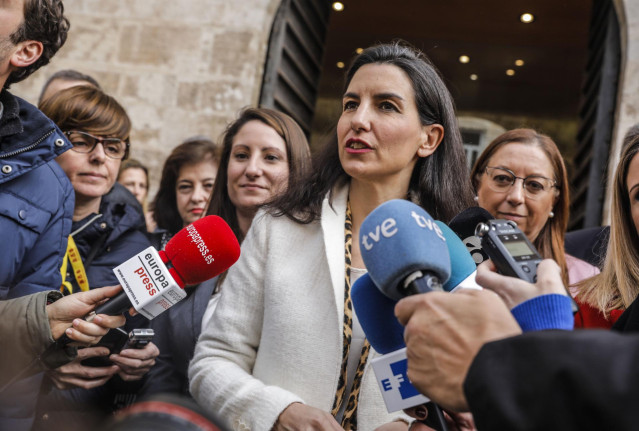 La portavoz de VOX en la Asamblea de Madrid, Rocío Monasterio, ofrece declaraciones ante los medios de comunicación, en relación al PIN Parental, tras la concentración de tres minutos de silencio a las puertas de Les Corts Valencianes, para condenar el úl
