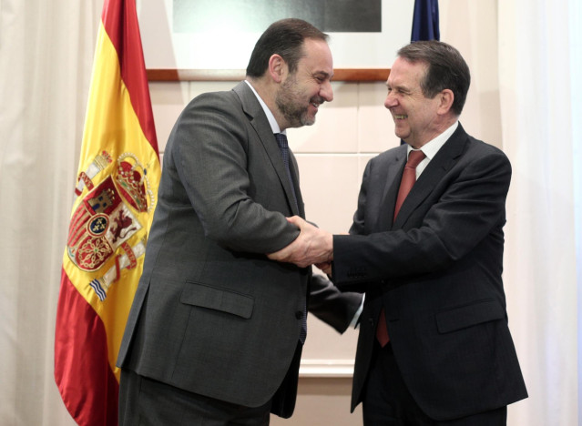 El ministro de Transportes, Movilidad y Agenda Urbana, José Luis Ábalos saluda al presidente de la Federación Española de Municipios y Provincias (FEMP),  Abel Caballero tras su reunión en el Ministerio de Transportes, en Madrid (España), a 19 de febrero