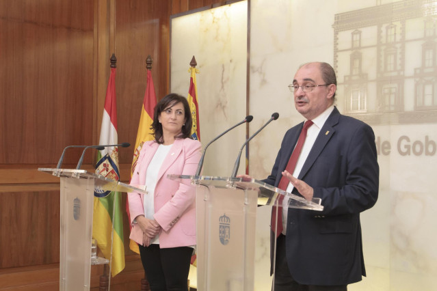 La presidenta del Gobierno de La Rioja, Concha Andreu, y el presidente del Gobierno de Aragón, Javier Lambán, ofrecen una rueda de prensa tras una reunión bilateral entre ambos Ejecutivos en la sala de prensa del Palacio del Gobierno riojano, en Logroño
