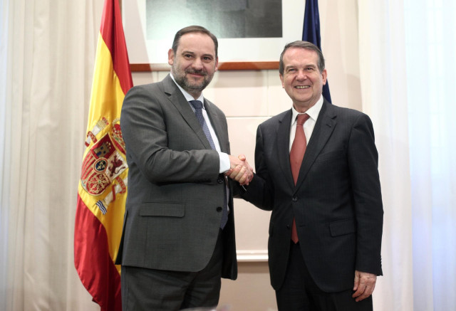 El ministro de Transportes, Movilidad y Agenda Urbana, José Luis Ábalos posa tras su reunión con el presidente de la Federación Española de Municipios y Provincias (FEMP),  Abel Caballero en el Ministerio de Transportes, en Madrid (España), a 19 de febrer