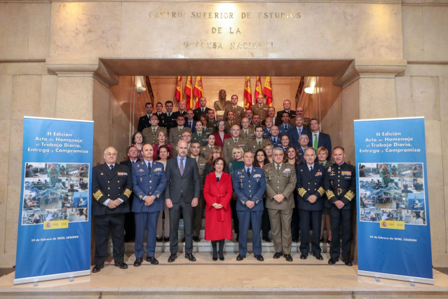 La ministra de Defensa preside el homenaje al trabajo diario-entrega-compromiso