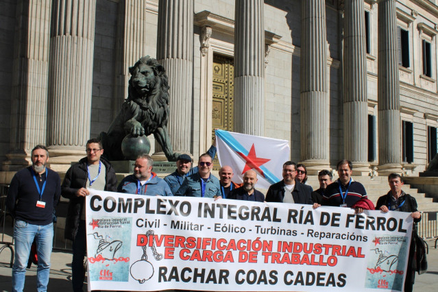 Trabajadores del naval despliegan una pancarta tras registrar una proposición no de ley que impulsa el BNG