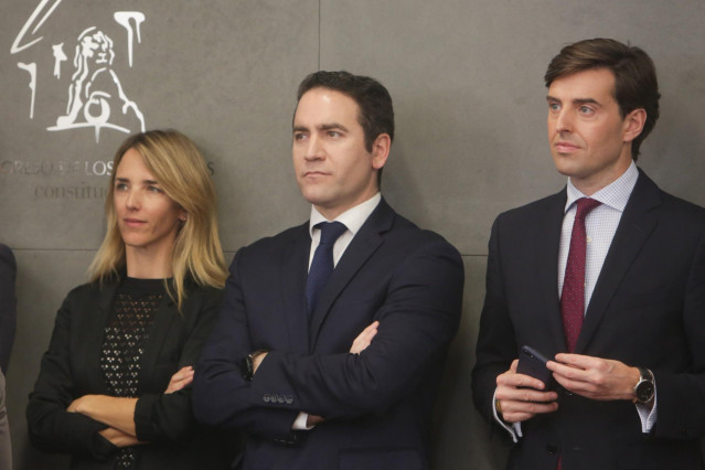 (I-D) La portavoz del PP en el Congreso de los Diputados, Cayetana Álvarez de Toledo, el secretario general del PP, Teodoro García Egea, y el vicesecretario de Comunicación del PP, Pablo Montesinos, durante la rueda de prensa del presidente del Partido Po