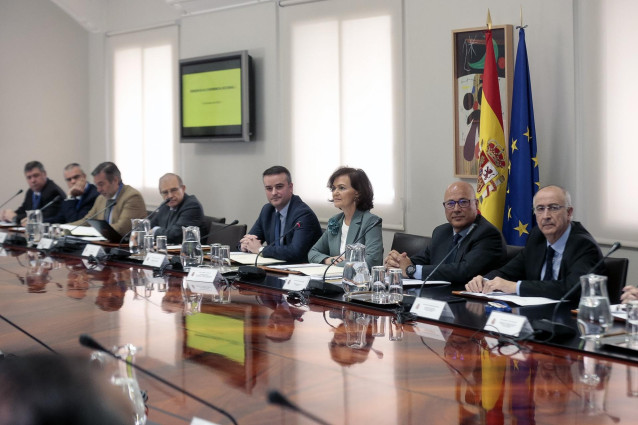 La vicepresidenta primera del Gobierno, Carmen Calvo, preside la Conferencia Sectorial de Seguridad Nacional, acompañada del jefe de gabinete del presidente, Iván Redondo