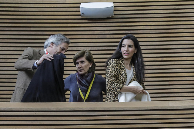 La portavoz de VOX en la Asamblea de Madrid, Rocío Monasterio (dech), al finalizar la concentración de tres minutos de silencio a las puertas de Les Corts Valencianes, para condenar el último asesinato machista en Moraira (Valencia)