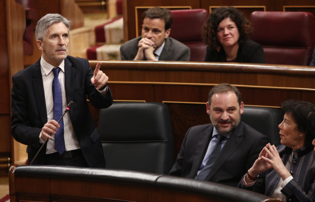 El ministro del Interior, Fernando Grande -Marlaska, en una primera sesión de control al Gobierno. Detrás, Jaume Asens, presidente del grupo de Unidas Podemos