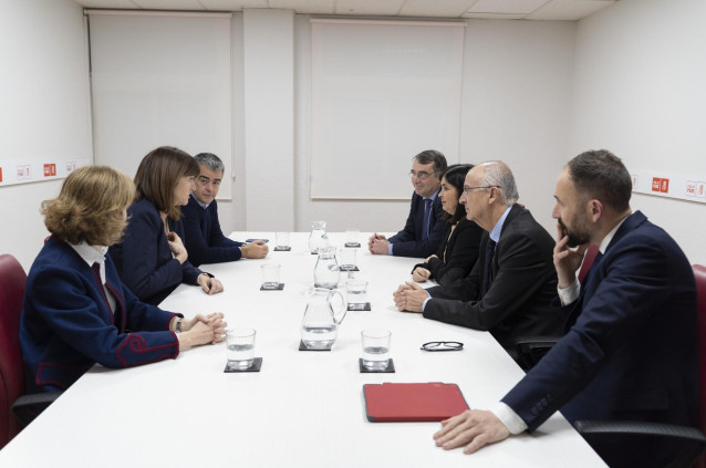 Sonia Pérez, Idoia Mendia y Miguel Angel Morales, junto a la Ministra Carolina Darias, el delegado del Gobierno, Denis Itxaso, el secretario de Estado de Política Territorial, Francisco Hernández, y el director de Régimen Jurídico, Gonzalo Millán