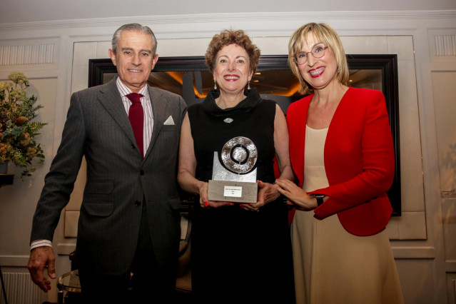 El presidente de Europa Press, Asís Martín de Cabiedes, da un premio a la embajadora de México, Roberta Lajous, antes de la cena anual de socios del Consejo Empresarial Alianza por Iberoamérica (CEAPI), en el Hotel Villamagna, en Madrid a 19 de febrero de