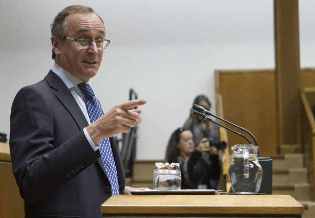El presidente del PP vasco, Alfonso Alonso, en un pleno