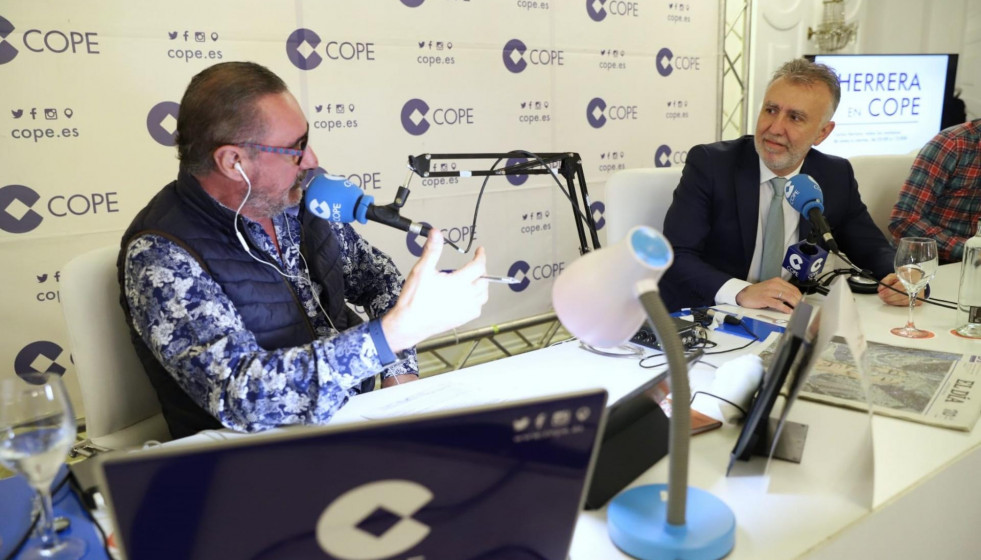 El periodista Carlos Herrera entrevistando al presidente de Canarias, Ángel Víctor Torres