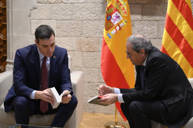 El presidente de la Generalitat, Quim Torra (dech) le regala dos libros al presidente del Gobierno, Pedro Sánchez (izq), antes de su reunión en el Palau de la Generalitat, en Barcelona /Catalunya (España), a 6 de febrero de 2020.