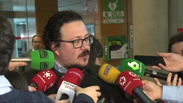 El portavoz de Unidas Podemos, Jacinto Morano en la Asamblea de Madrid antes de entrar al Pleno.