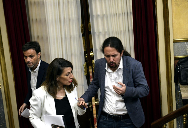 El presidente del grupo de Unidas Podemos-En Comú-Galicia en Común, Jaume Asens; la ministra de Trabajo y Economía Social, Yolanda Díaz; y el vicepresidente del Gobierno de Derechos Sociales y Agenda 2030, Pablo Iglesias, en el Congreso de los Diputados