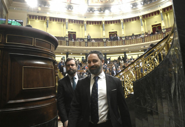 El presidente de VOX, Santiago Abascal (dech) y el portavoz de VOX en el Congreso, Iván Espinosa de los Monteros (izq), salen del hemiciclo del Congreso