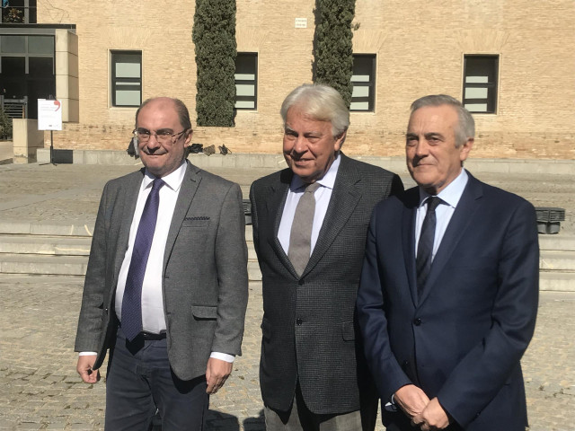 El presidente de Aragón, Javier Lambán, el expresidente Felipe González y el presidente de las Cortes de Aragón, Javier Sada, durante su visita al Palacio de La Aljafería
