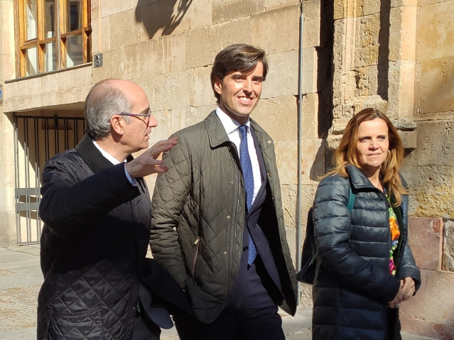 Pablo Montesinos, centro, en la Plaza de Anaya de Salamanca, en compañía de los salmantinos Javier Iglesias y Esther del Brío.