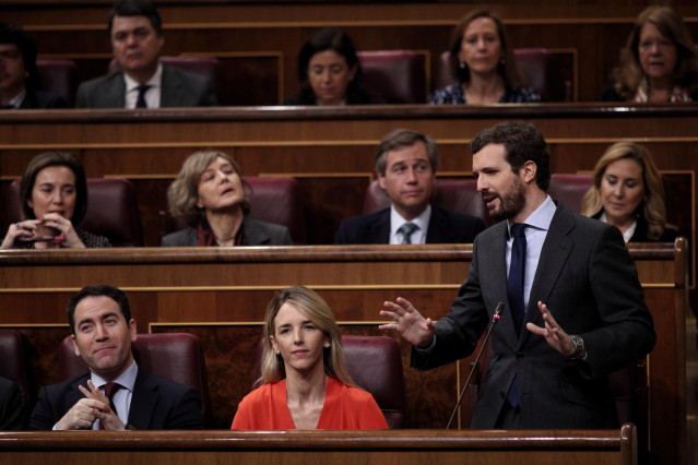 El presidente del PP, Pablo Casado, pregunta al presidente del Gobierno, Pedro Sánchez, durante una sesión de control al Gobierno en el Congreso de los Diputados, Madrid (España), a 19 de febrero de 2020.