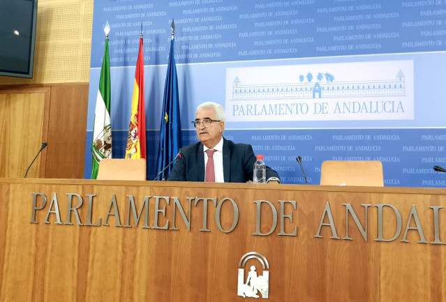 El portavoz adjunto del PSOE en el Parlamento andaluz, Manuel Jiménez Barrios, en rueda de prensa (Foto de archivo).