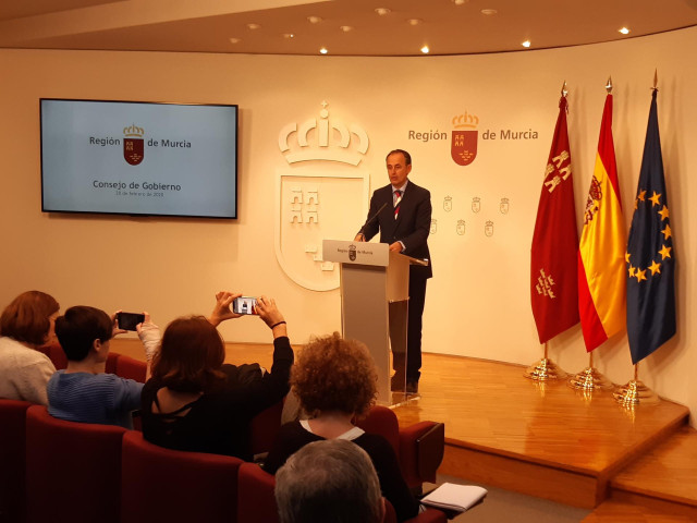 Imagen del consejero de Presidencia y Hacienda, Javier Cledrán, en la rueda de prensa