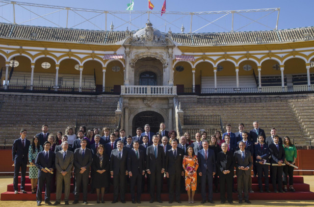 El rey Felipe VI, tras la entrega de los Premios Taurinos y Universitarios de la Real Maestranza de Caballería de Sevilla