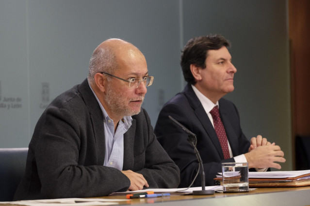 El vicepresidente de la Junta, Francisco Igea, y el consejero de Economía y Hacienda, Carlos Fernández Carriedo, en la rueda de prensa posterior al Consejo de Gobierno.