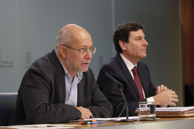 El vicepresidente de la Junta, Francisco Igea, y el consejero de Economía y Hacienda, Carlos Fernández Carriedo, en la rueda de prensa posterior al Consejo de Gobierno.