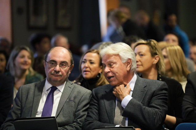 El presidente del Gobierno de Aragón, Javier Lambán y el expresidente Felipe González durante la presentación del informe 'Jóvenes, Internet y democracia'