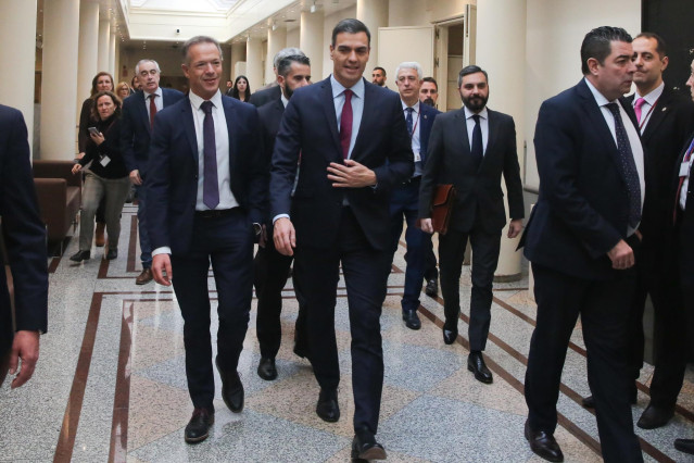 El portavoz del Grupo Socialista en el Senado, Ander Gil, y el el presidente de Gobierno, Pedro Sánchez, se dirigen al último pleno de control al Gobierno en el Senado de su primera legislatura.