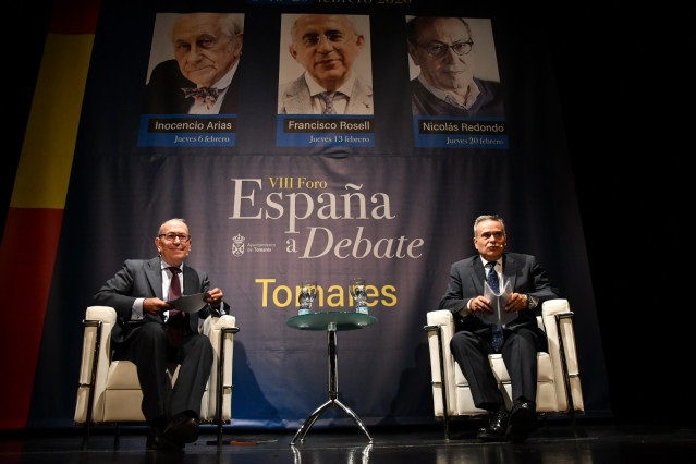 Nicolás Redondo, junto al periodista Cristóbal Cervantes en el ciclo 'España a debate'