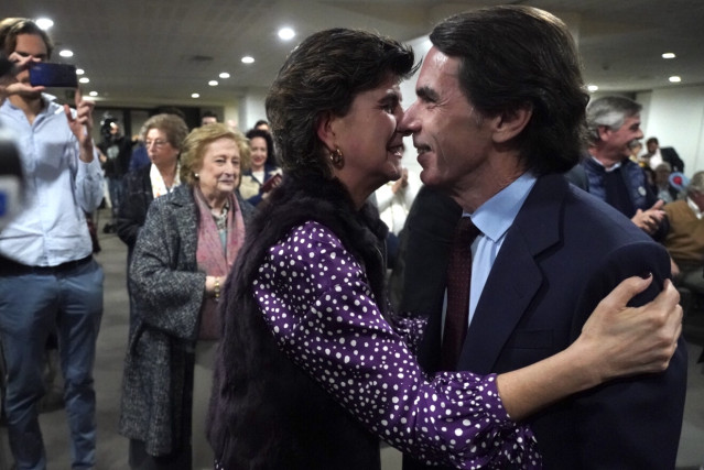El expresidente del Gobierno, Jose María Aznar, junto con la expresidenta de los populares vascos, María San Gil, momentos antes del inicio de una conferencia en Bilbao