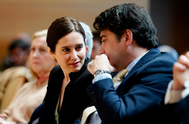 Imagen de recurso de la presidenta de la Comunidad de Madrid, Isabel Díaz Ayuso, junto al consejero de Vivienda, David Pérez.