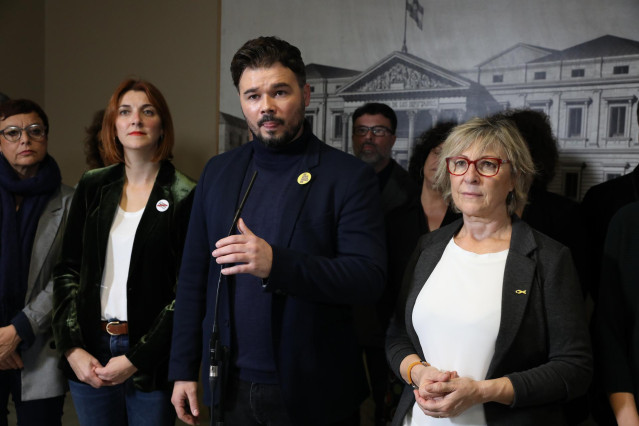 El portavoz de ERC en el Congreso de los Diputados, Gabriel Rufíán, y la portavoz de ERC en el Senado, Mirella Cortés, durante una rueda de prensa junto a otros diputados y senadores de su partido.