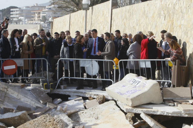 El presidente del Gobierno, Pedro Sánchez (c), con Armengol en el Puerto de Cala Ratjada en Capdepera, durante la visita a las zonas afectadas por la borrasca ‘Gloria’.
