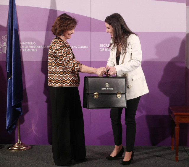 La vicepresidenta primera, Carmen Calvo (izq), entrega la cartera de Igualdad a la nueva ministra, Irene Montero (dech), durante el acto de toma de posesión de los ministros, en la sede de la Secretaría de Estado de Igualdad, en Madrid a 13 de enero de 20
