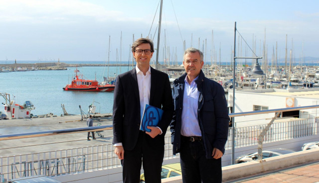 Pablo Montesinos, vicesecretario general del PP, y el alcalde de Estepona, José María García Urbano
