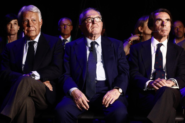 (I-D) El expresidente de Gobierno, Felipe González; el presidente de DigitalES, Eduardo Serra Rexach; y el expresidente José María Aznar, durante la segunda jornada del  'DigitalES Summit 2019' en Madrid..