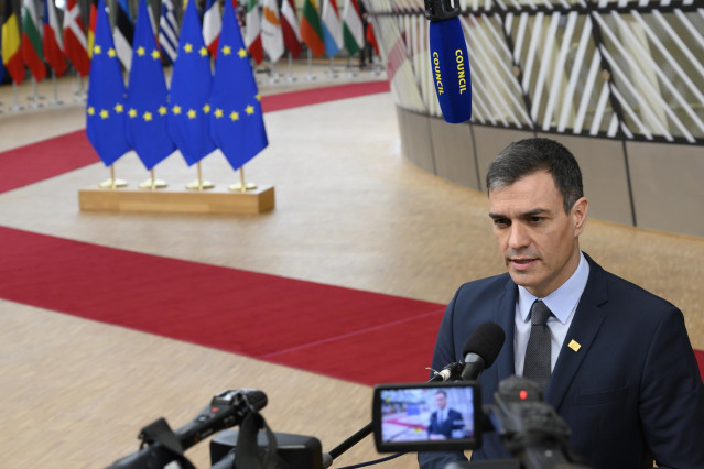 El presidente del Gobierno, Pedro Sánchez, atiende a los medios de comunicación en Bruselas