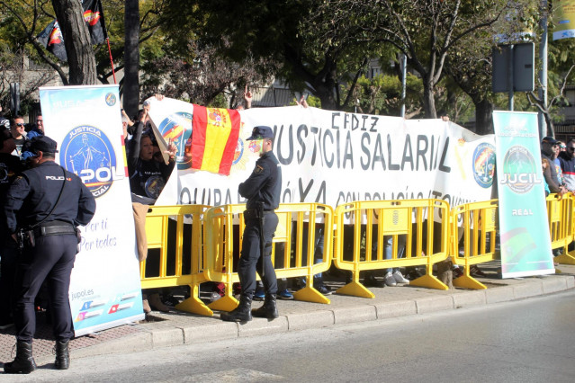 Concentración de Jusapol y Jucil a las puertas de la Comisaría de Jerez ante la inauguración de Marlaska