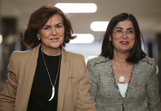 La vicepresidenta primera y ministra de la Presidencia, Relaciones con las Cortes y Memoria Democrática, Carmen Calvo (izq) y la Ministra de Política Territorial y Función Pública, Carolina Darias (dech), en Madrid (España), a 21 de febrero de 2020.