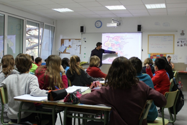 Imagen de recurso de un profesor en el aula.