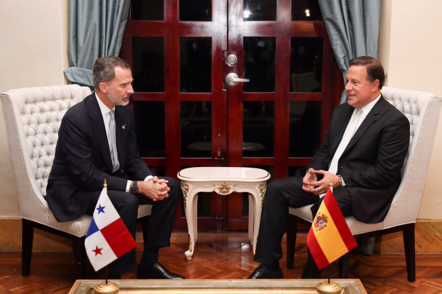 (I-D) El Rey Felipe VI y el presidente de Panamá, Juan Carlos Varela, durante su reunión en la visita del Rey a Panamá.