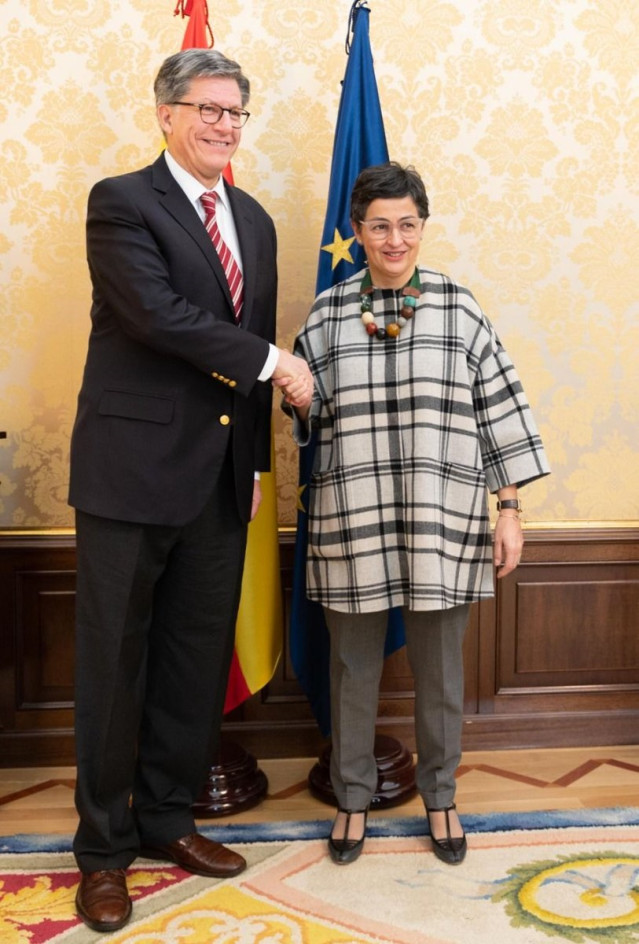 La ministra de Asuntos Exteriores, Unión Europea y Cooperación, Arancha González Laya, se reúne con el director ejecutivo de la División de América de Human Rights Watch, José Miguel Vivanco.