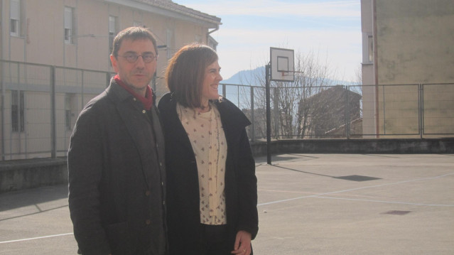 Juan Carlos Monedero, junto a Miren Gorrotxategi, en Bilbao