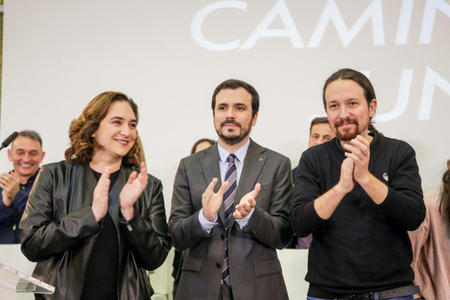 (I-D) La alcaldesa de Barcelona, Ada Colau, el ministro de Consumo, Alberto Garzón, y el vicepresidente segundo del Gobierno de España y ministro de Derechos Sociales y Agenda 2030, Pablo Iglesias, en el encuentro confederal de Unidas Podemos