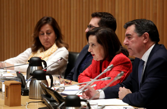 La ministra de Defensa Margarita Robles en la Comisión de Defensa del Congreso junto al presidente de la Comisión, José Antonio Bermúdez de Castro