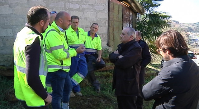El consejero de Medio Ambiente, Iñaki Arriola, visita alequipo que trabaja en el vertedero de Zaldibar