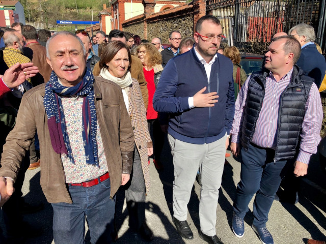 Adrián Barbón, en el centro